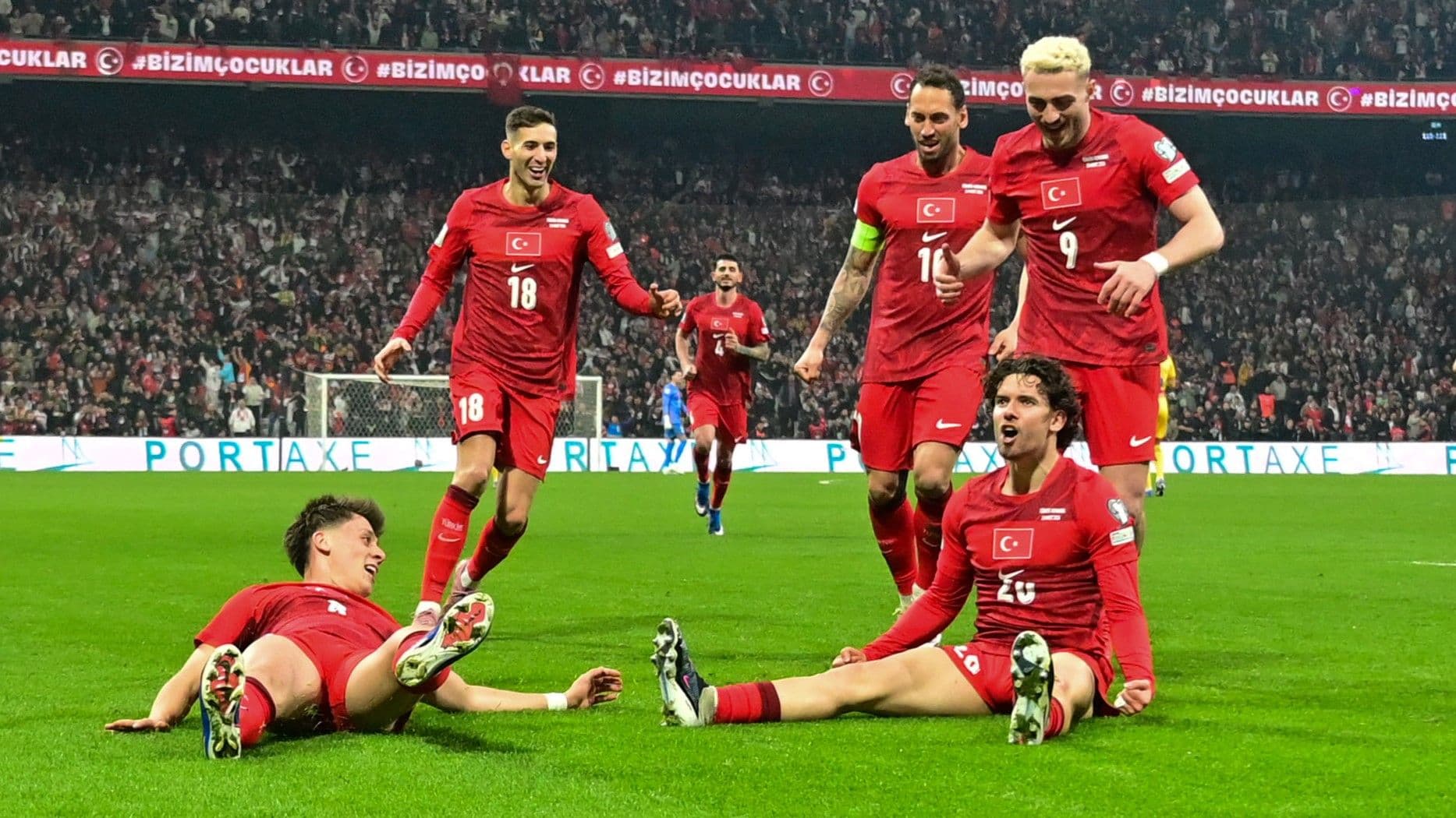 Ferdi Kadıoğlu'nun golünün ardından Bizim Çocuklar.