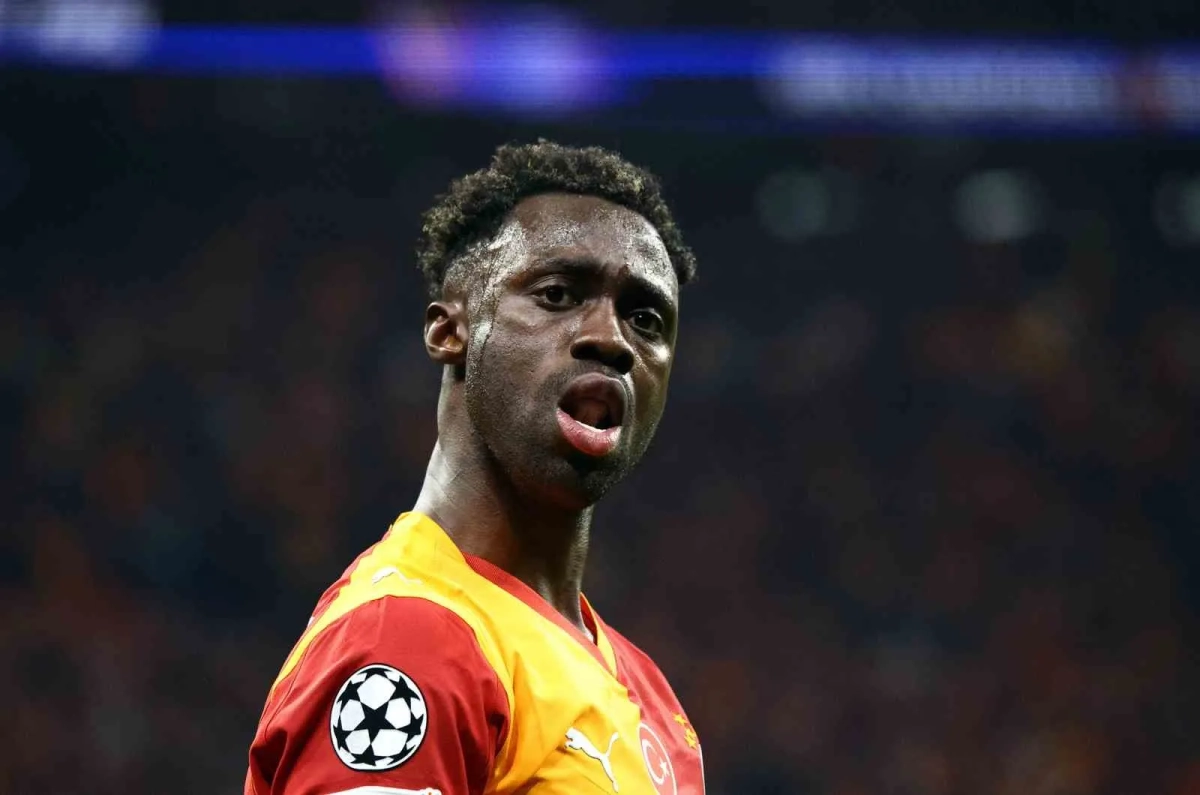 GALATASARAY’IN KOLOMBİYALI FUTBOLCUSU DAVİNSON SANCHEZ, LİVERPOOL MAÇINDA GÖRDÜĞÜ SARI KARTLA CEZALI DURUMA DÜŞTÜ VE RÖVANŞTA OYNAYAMAYACAK.