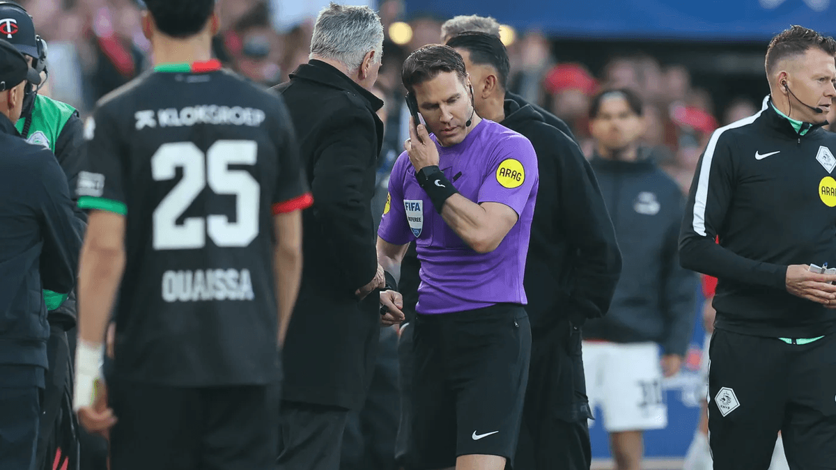 Hakem, AZ Alkmaar - NEC Nijmegen maçının ortasında oyunu durdurup telefonla konuştu!
