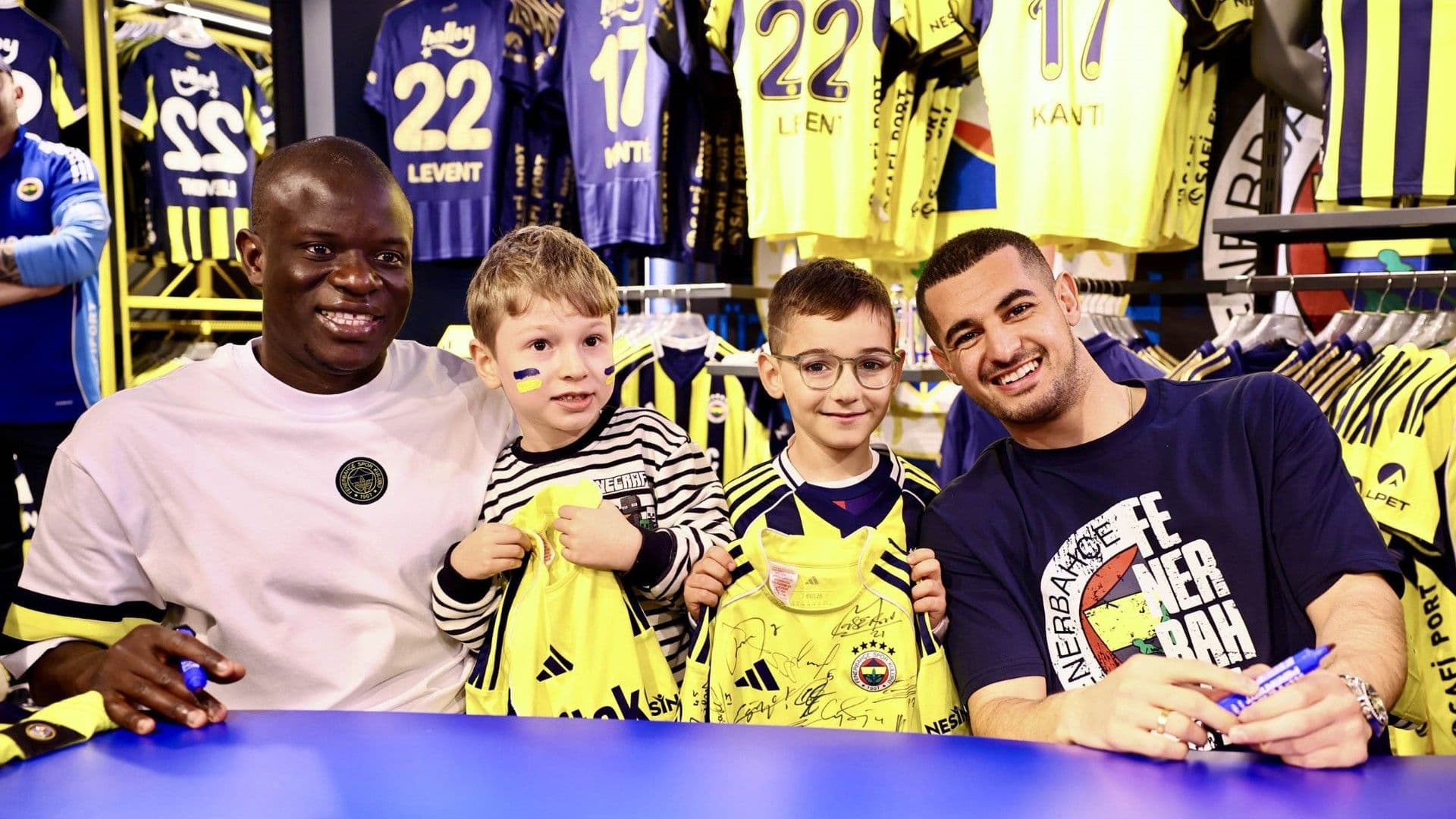 Fenerbahçe'de N'Golo Kante ve Levent Mercan taraftarla bir arada!