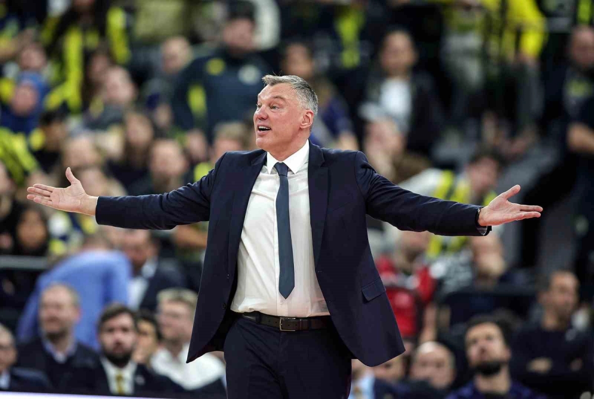 FENERBAHÇE BEKO BAŞANTRENÖRÜ SARUNAS JASİKEVİCİUS, OYUNCU ARMANDO BACOT VE FİZYOTERAPİST JAİME CAPELLA'NIN DUBAİ'DE MAHSUR KALDIĞI VE İSTANBUL'A GETİRİLMELERİ KONUSUNDA DEVLET YETKİLİLERİ İLE GEREKLİ ADIMLARIN ATILDIĞI AÇIKLANDI.