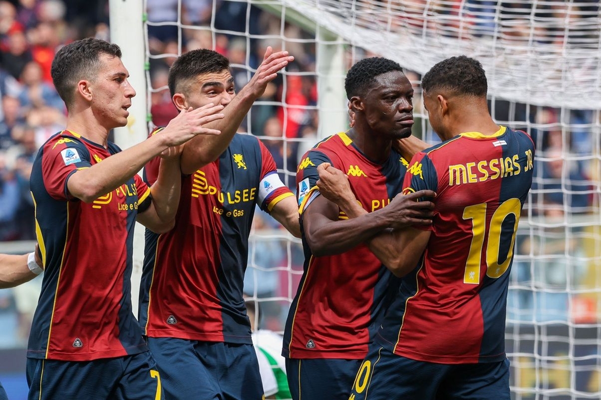 Caleb Ekuban, Sassuolo karşısında attığı golü takım arkadaşlarıyla kutladı