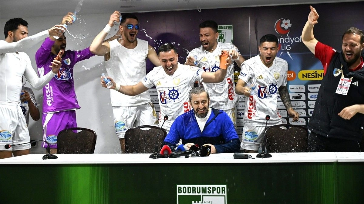 Serkan Özbalta, takımını Süper Lig'e taşıyan 125. teknik direktör oldu