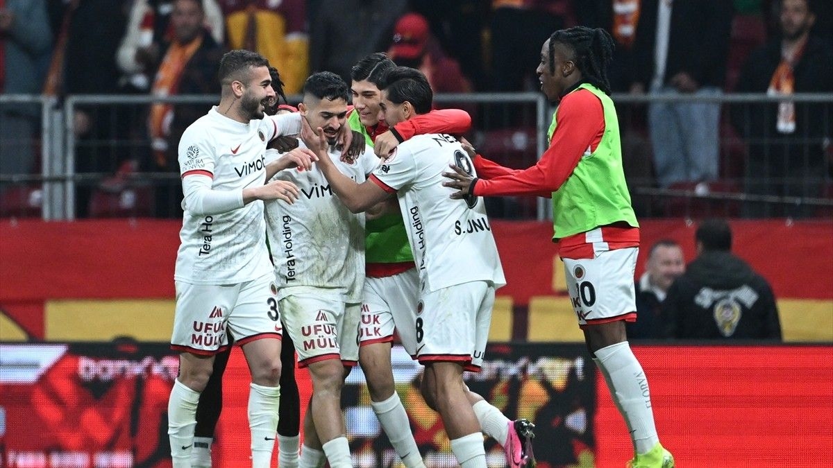 Fıratcan Üzüm: "Bu sevinci bir yana bırakıp lige odaklanmalıyız"