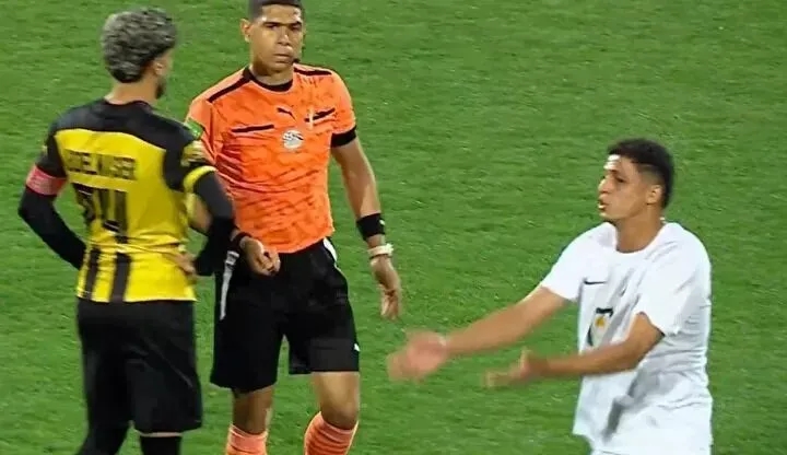 VAR kararı sonrası hakemi alnından öptü! O anlar gündem oldu