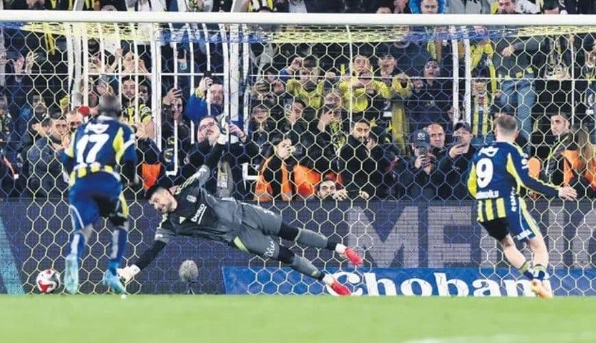 Kerem Aktürkoğlu, penaltı atışında Ersin Destanoğlu'nu mağlup etti