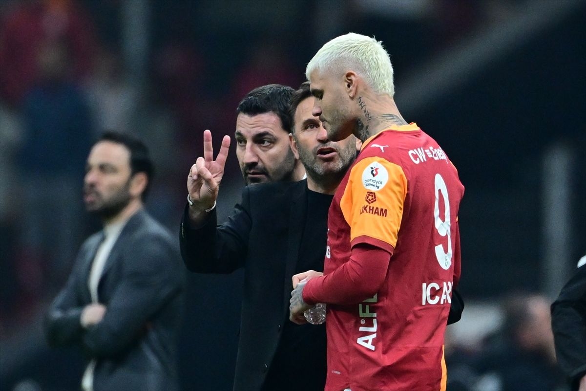 Galatasaray'da teknik direktör Okan Buruk, oyuna giren Mauro Icardi'ye son taktiklerini verdi