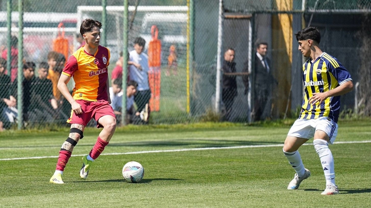 Günün ilk derbisini Fenerbahçe kazandı!