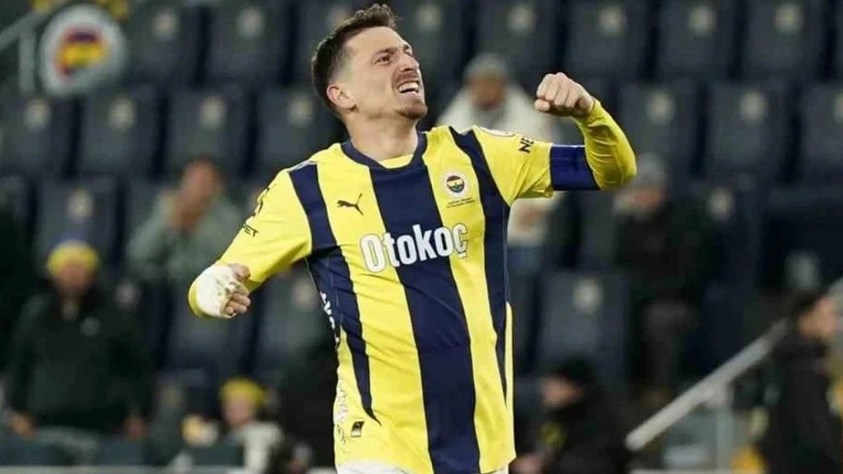 PFDK, Fenerbahçe kaptanı Mert Hakan Yandaş'a 1 yıl ceza verdi