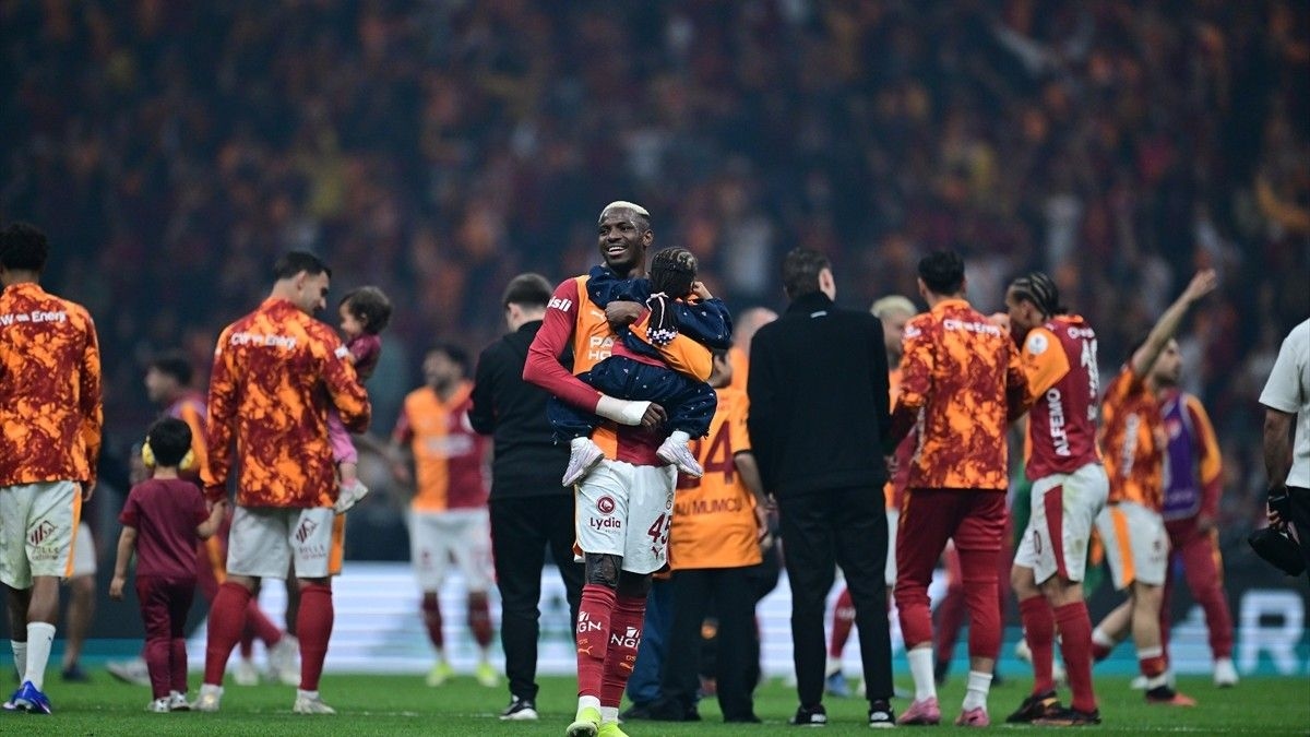 Galatasaray derbi galibiyetini taraftarıyla coşkuyla kutladı
