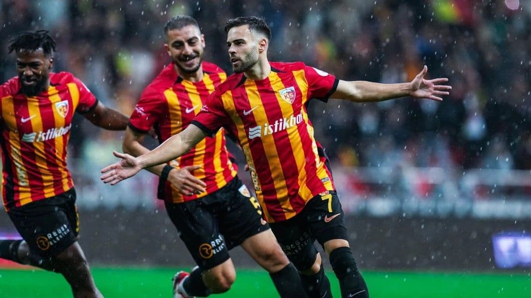 Kayserispor'da kaptan Miguel Cardoso 150. lig maçına çıktı