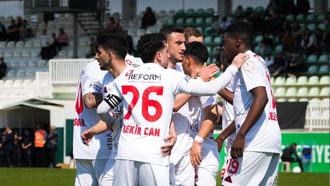 1.Lig'de 7 gollü maç! Vanspor, Serik Spor'u rahat geçti