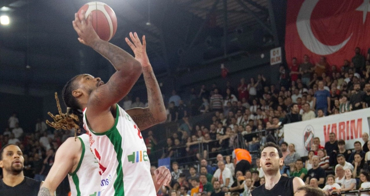 Karşıyaka son saniye basketiyle Esenler Erokspor'u mağlup etti