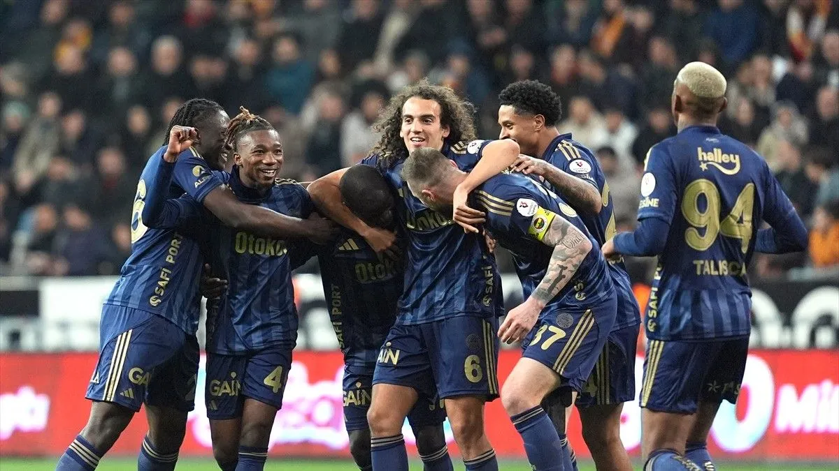 Fenerbahçe'den Kayseri'de gol yağmuru! Zirvedeki puan farkı 1'e düştü