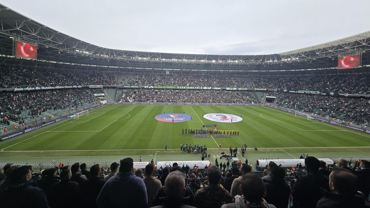 Kocaeli'de tribünler sustu, çocuklar için yas tutuldu