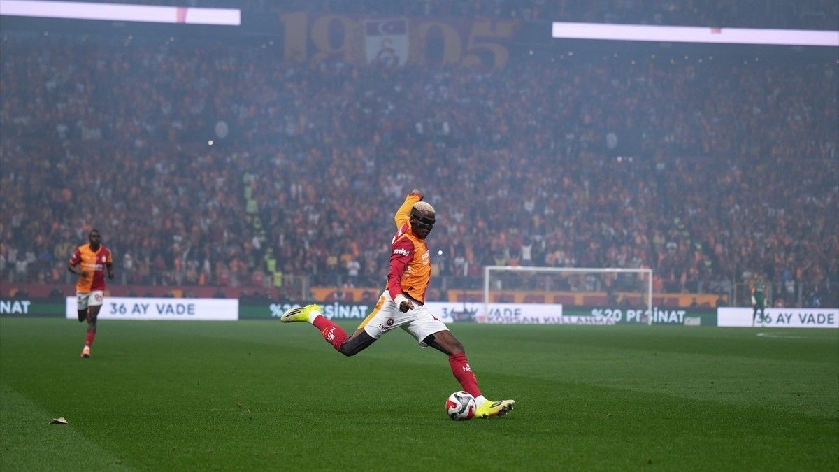 Victor Osimhen bu sezonki 20. golünü attı