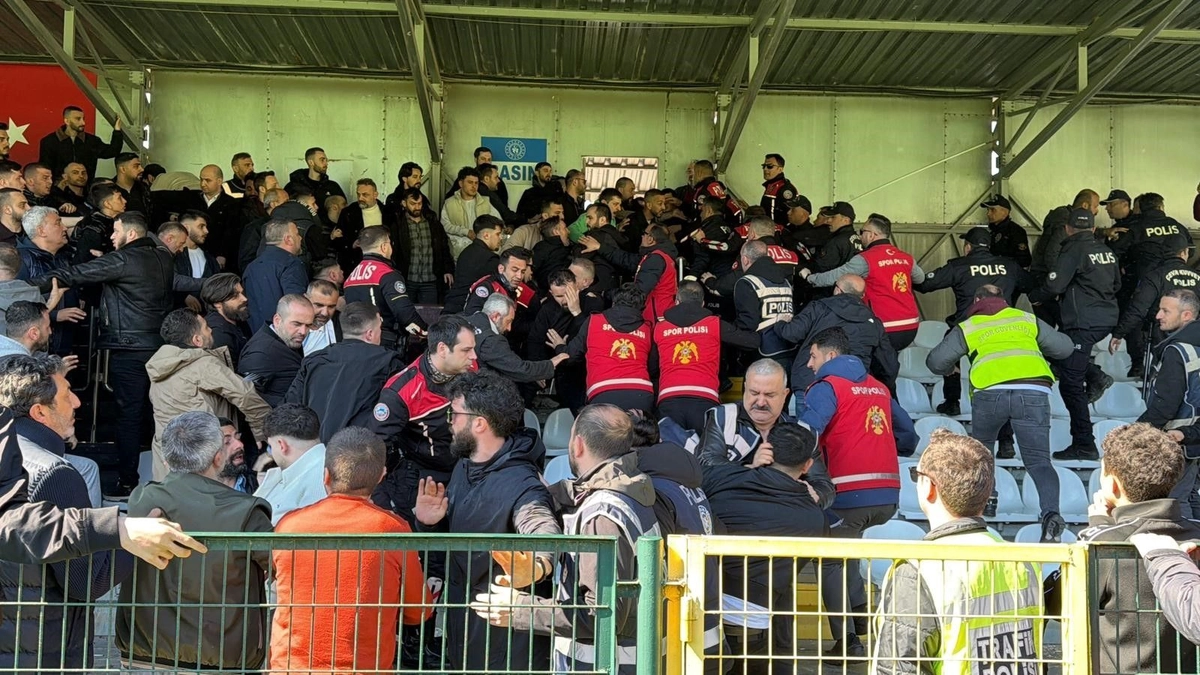 Araklı 1961 ile Faroz Yalıspor maçında tribünde kavga çıktı