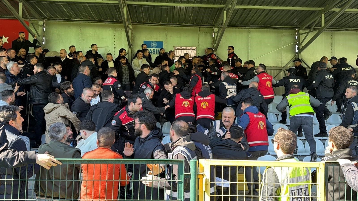 Araklı 1961 ile Faroz Yalıspor maçında tribünde kavga çıktı