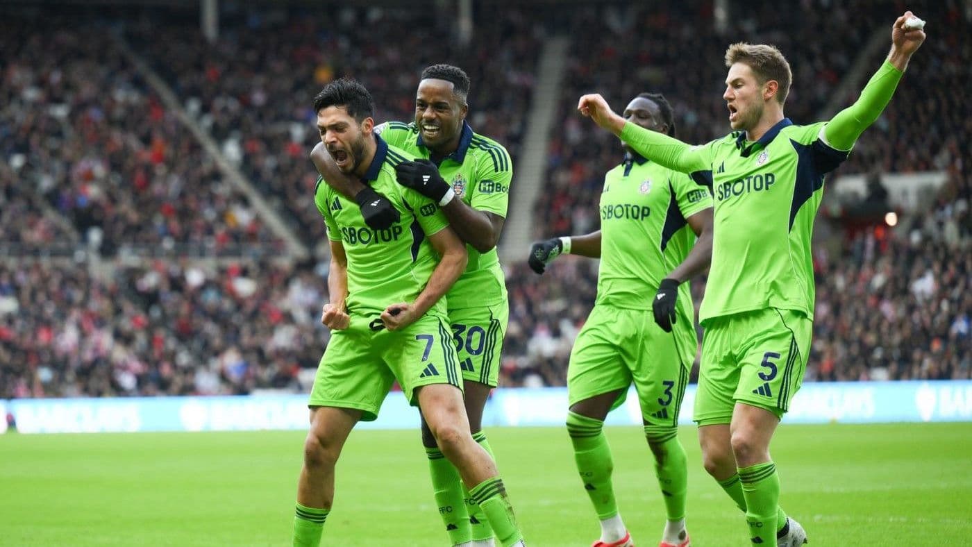 Fulham'ın 30 numaralı futbolcusu Ryan Sessegnon, takımın 3-1 kazandığı Sunderland maçında takım arkadaşlarıyla gol sevinci yaşarken.