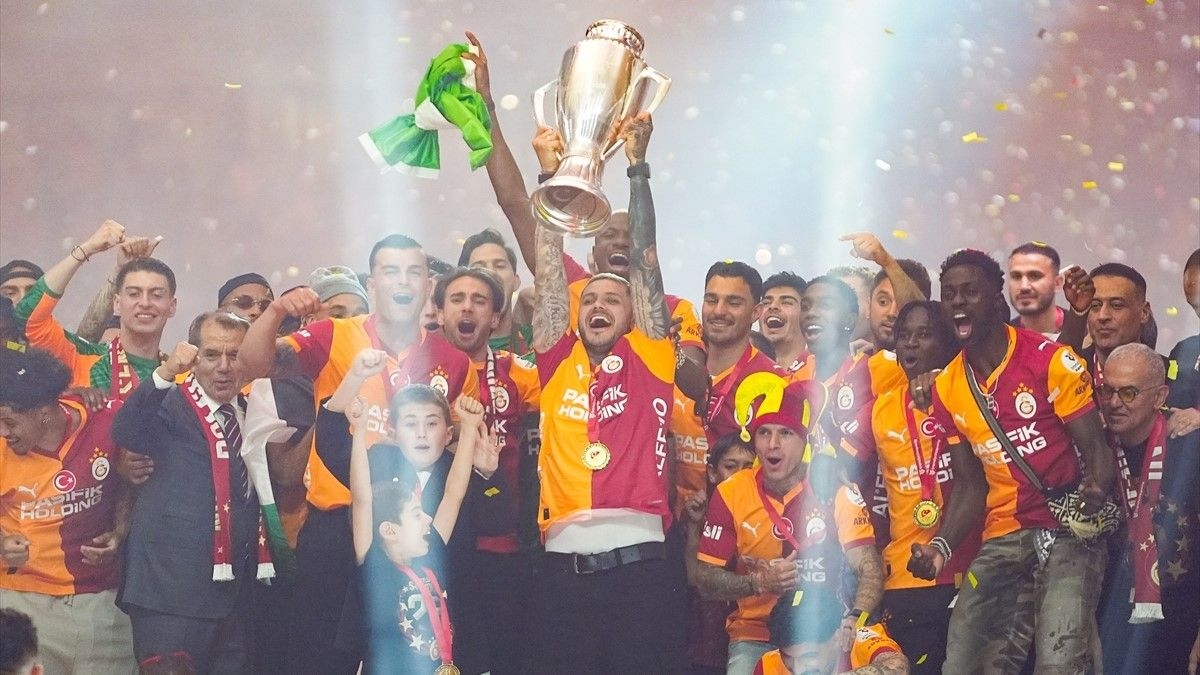 Şampiyon Galatasaray, Rams Park'ta kupayı kaldırdı