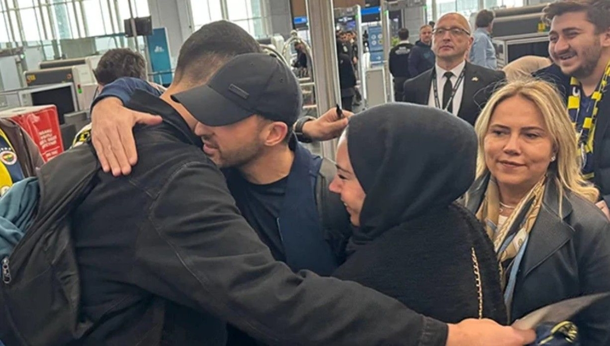 Fenerbahçe'nin yollarını ayırdığı İtalyan teknik direktör Domenico Tedesco, İstanbul'dan ayrıldı! Duygusal anlar...