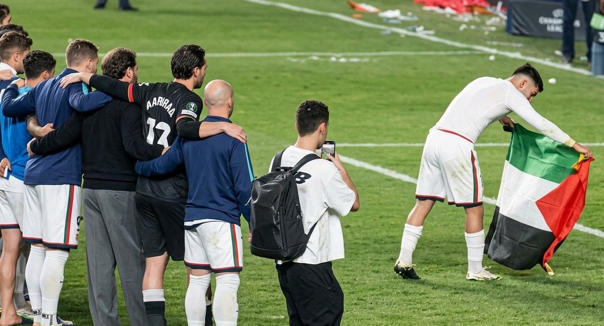 Rayo Vallecanolu futbolcular Strasbourg galibiyetini Filistin bayrağıyla kutladı