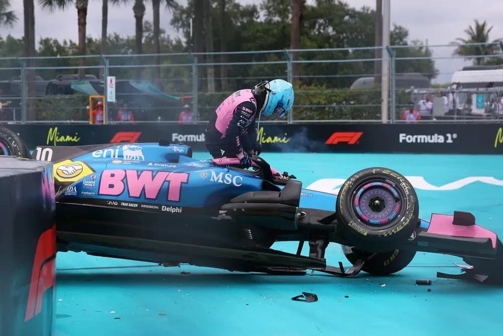 Pierre Gasly kaza sonrası aracını terk ederken