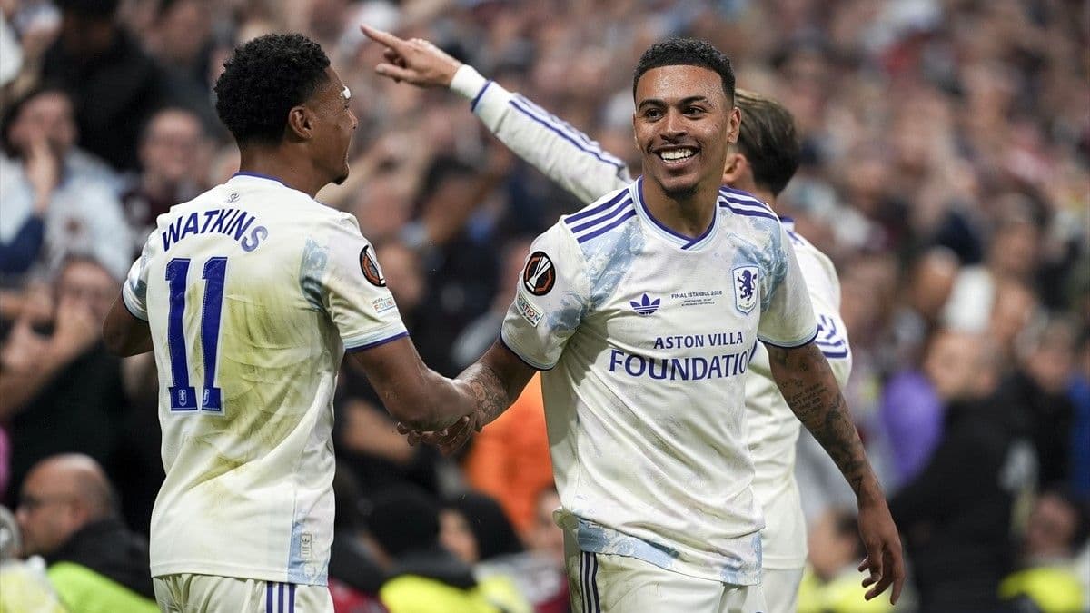 Aston Villa oyuncularının gol sevinci