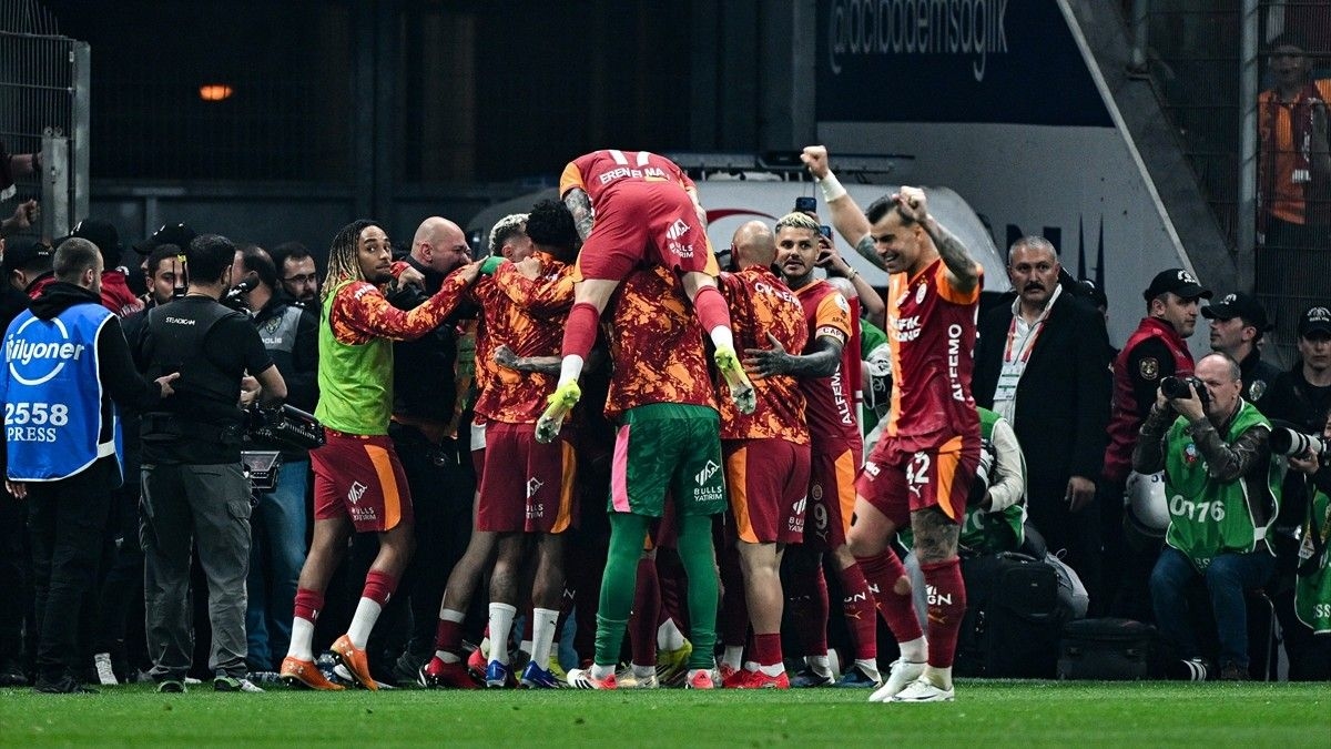 Galatasaraylı futbolcular şampiyonluğu bu sözlerle kutladı!