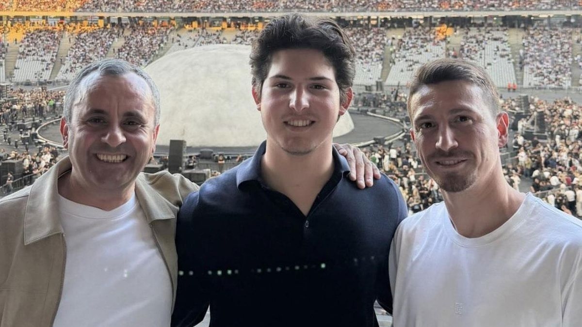 Mert Hakan Yandaş ve Kerim Rahmi Koç dev konseri beraber izledi