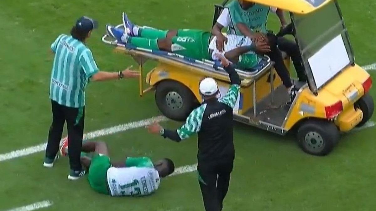 Sakatlanan oyuncuyu taşıyan ambulans, başka bir futbolcuya çarptı