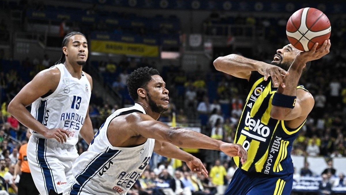 TÜRKİYE SİGORTA BASKETBOL SÜPER LİGİ PLAY-OFF ÇEYREK FİNAL İLK MAÇINDA FENERBAHÇE BEKO, EVİNDE KARŞILAŞTIĞI EROKSPOR'U 94-72'LİK SKORLA MAĞLUP ETTİ VE SERİDE 1-0 ÖNE GEÇTİ.