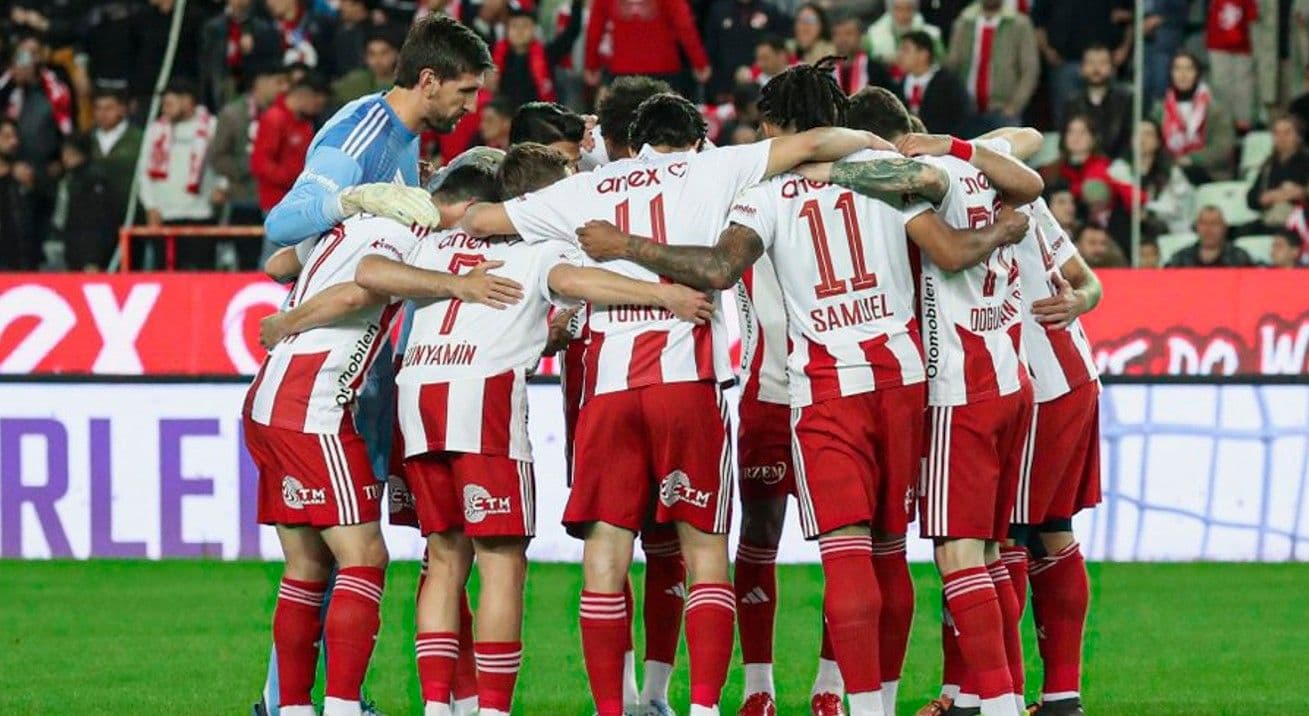 Süper Lig'e veda eden Antalyaspor'da ilk ayrılık!