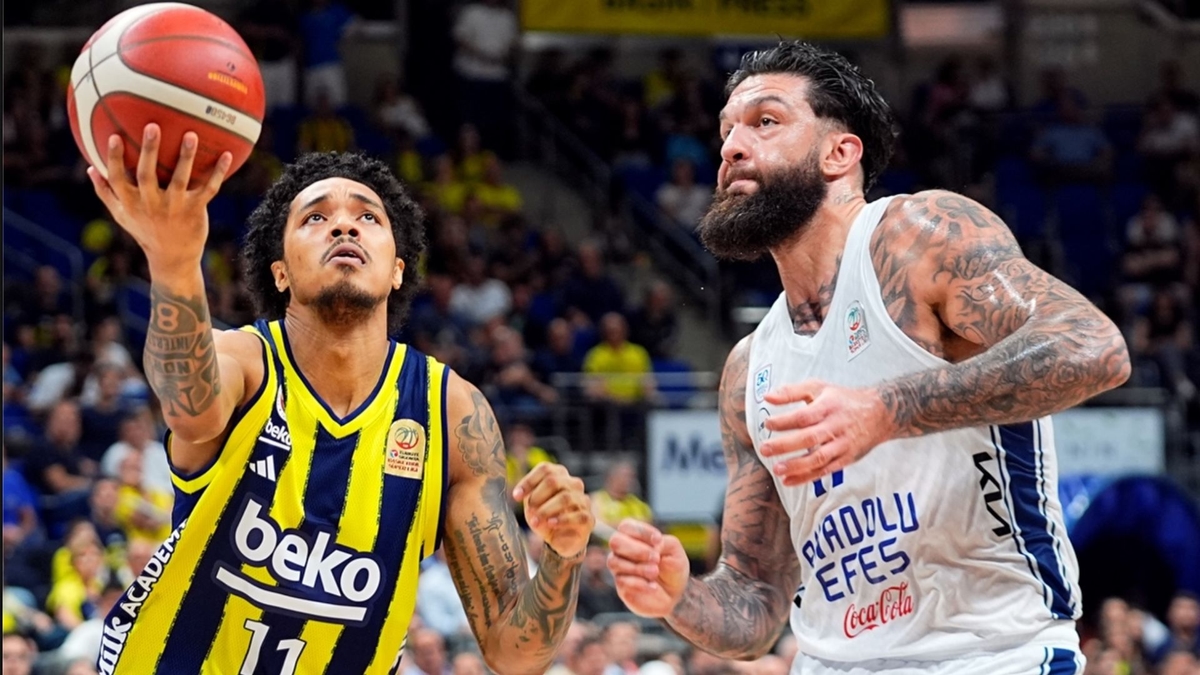 Fenerbahçe Beko Anadolu Efes'i yenerek seride 1-0 öne geçti!