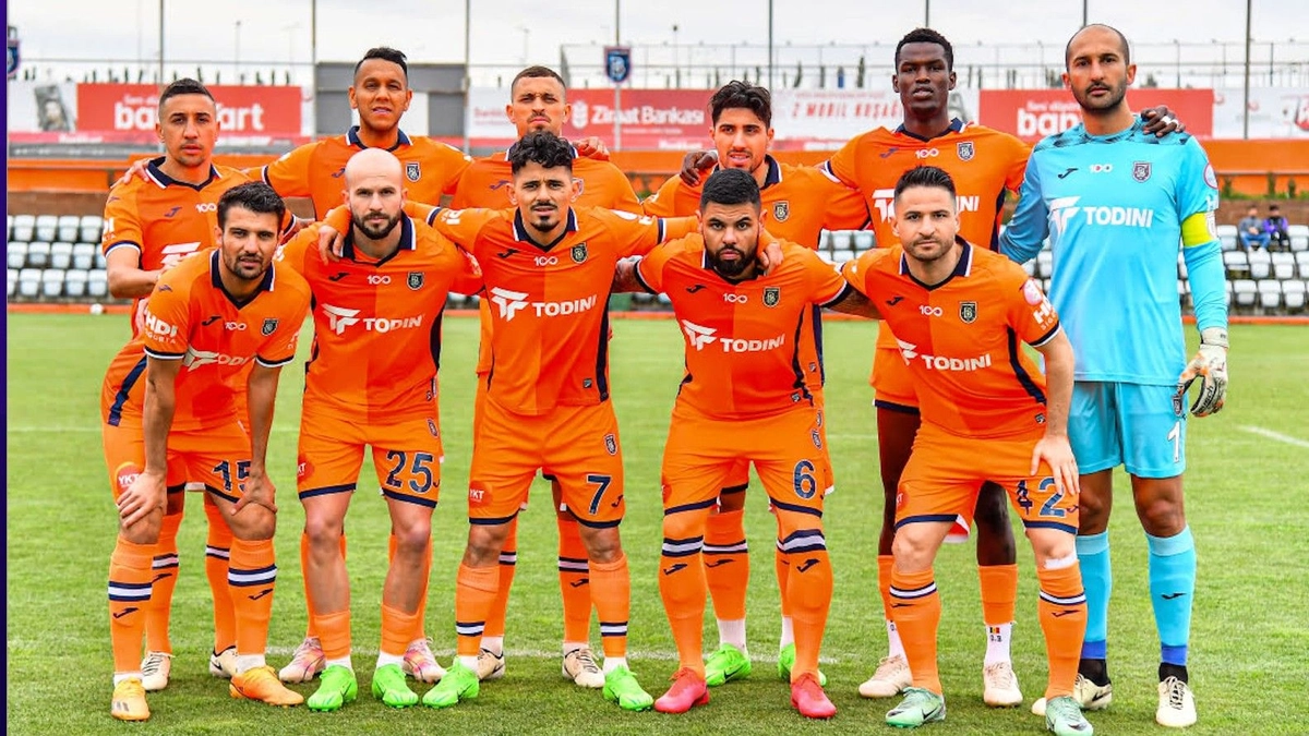 Başakşehir'den Volkan Babacan Kararı! Tecrübeli Kaleciyle Devam