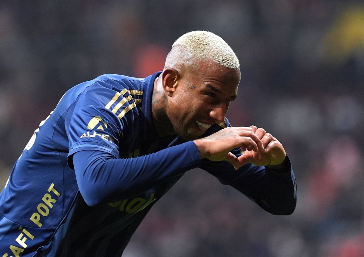Talisca'da bu kez durum ciddi! Fenerbahçe'nin yıldızına iki kulüp talip oldu