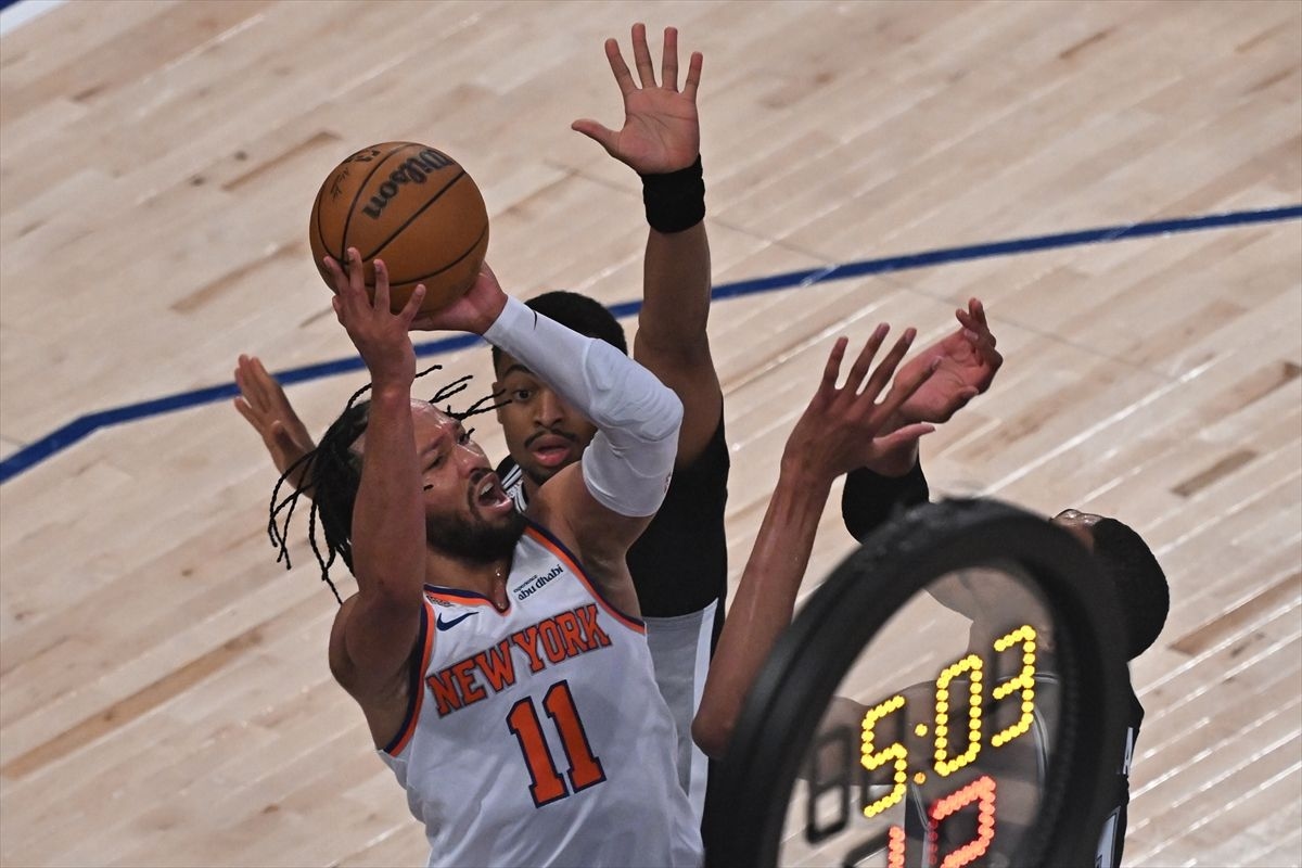 Knicks, NBA finallerinin en büyük geri dönüşünü yaparak Spurs'ü mağlup etti