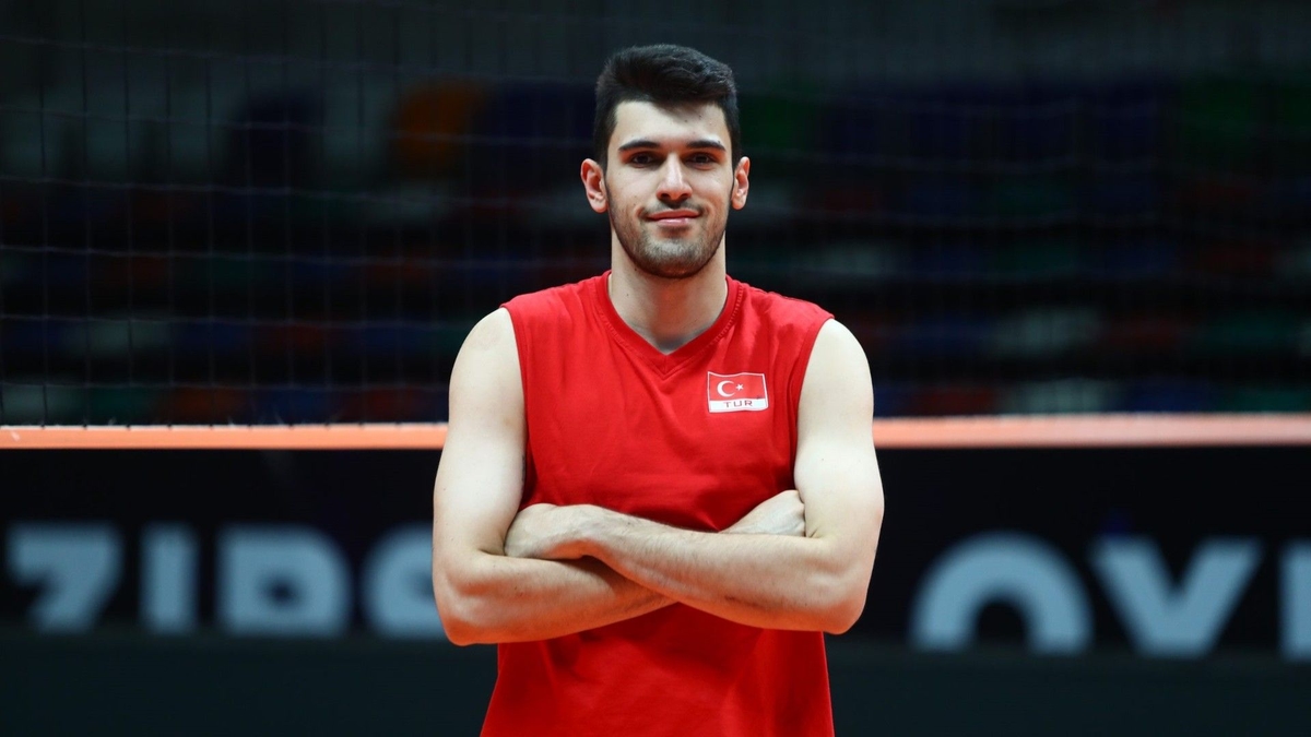 Milli voleybolcu Efe Bayram, Volley Prata ile anlaştı