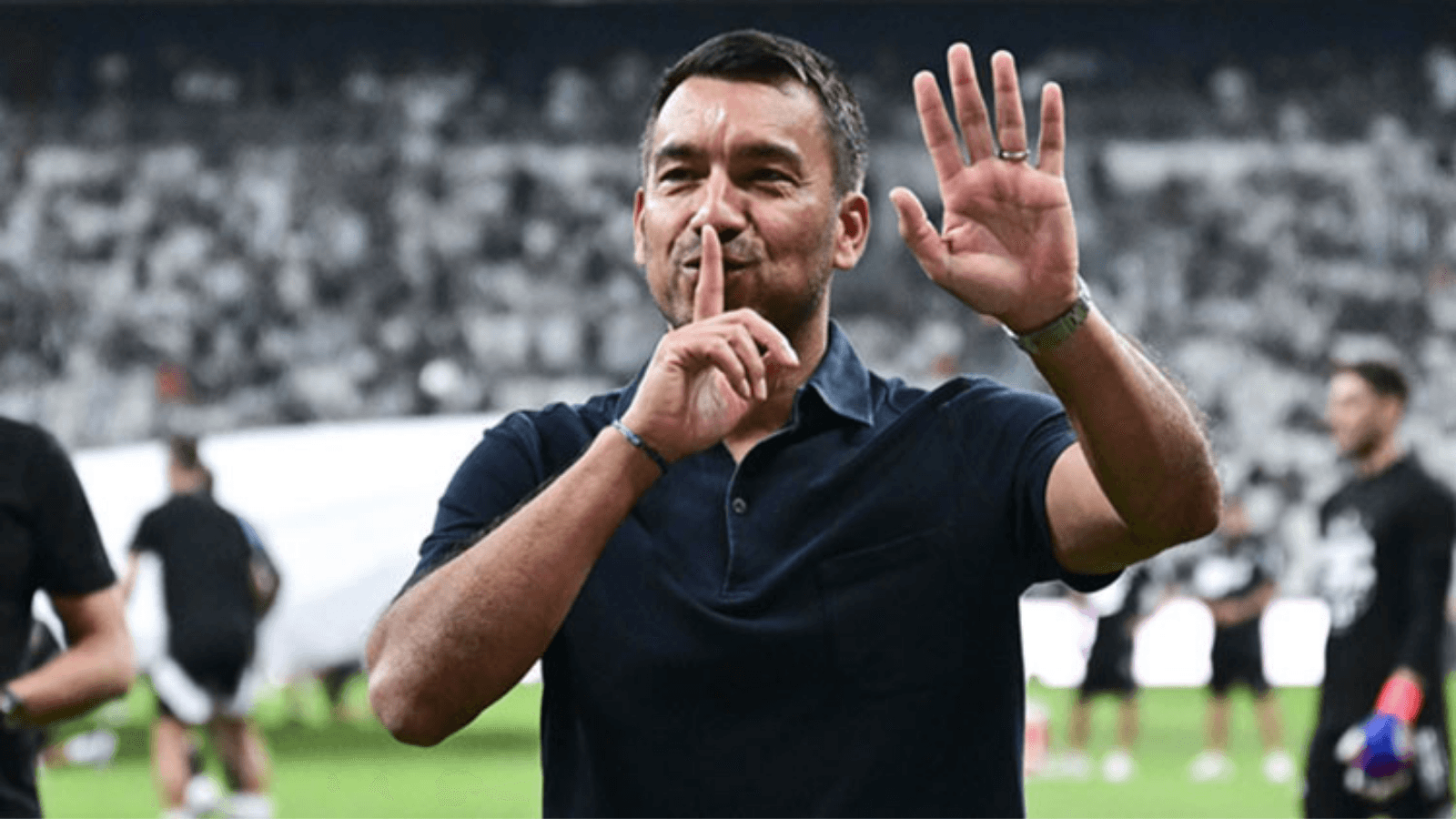 Van Bronckhorst yuvasına dönüyor! Anlaşma sağlandı