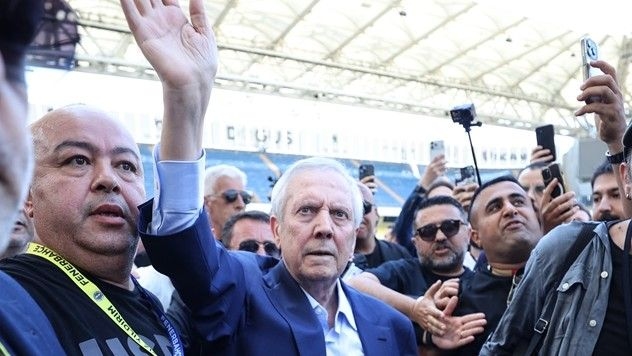 Aziz Yıldırım'ın hesabından göndermeli paylaşım: "Bye bye happiness"