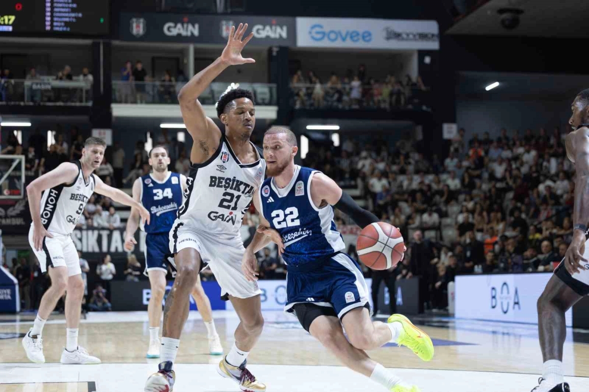 TÜRKİYE SİGORTA BASKETBOL SÜPER LİGİ PLAY-OFF YARI FİNAL SERİSİ İLK MAÇINDA BEŞİKTAŞ, BAHÇEŞEHİR KOLEJİ'Nİ 82-79 MAĞLUP EDEREK SERİDE 1-0 ÖNE GEÇTİ.