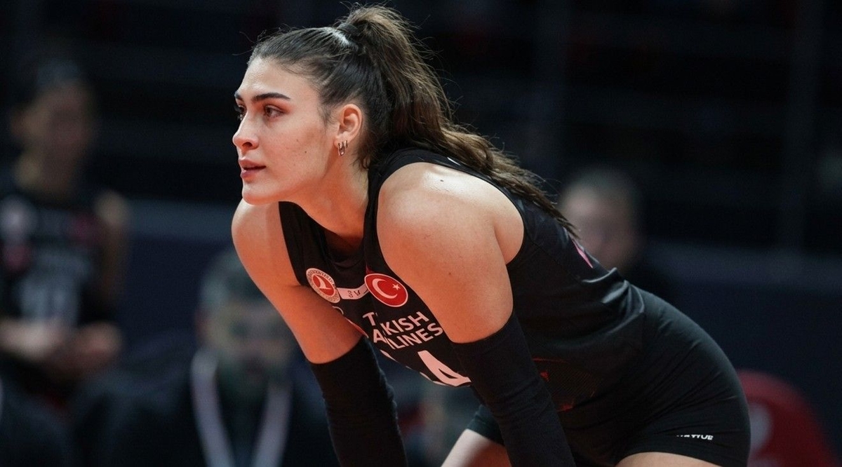 Milli voleybolcu Karmen Aksoy ameliyat edildi