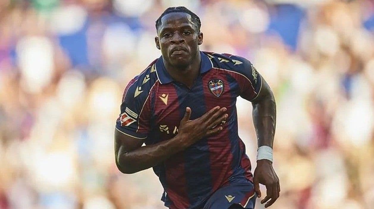 Galatasaray, Mauro Icardi'nin yerini 22 yaşındaki santrafor Karl Etta Eyong ile dolduracak
