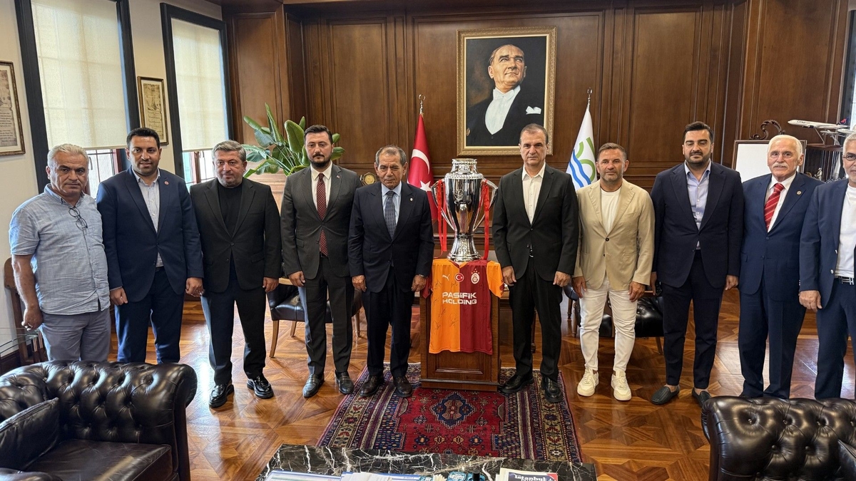 Dursun Özbek, Şampiyonlar Anıtı'na Galatasaray bayrağını çekti