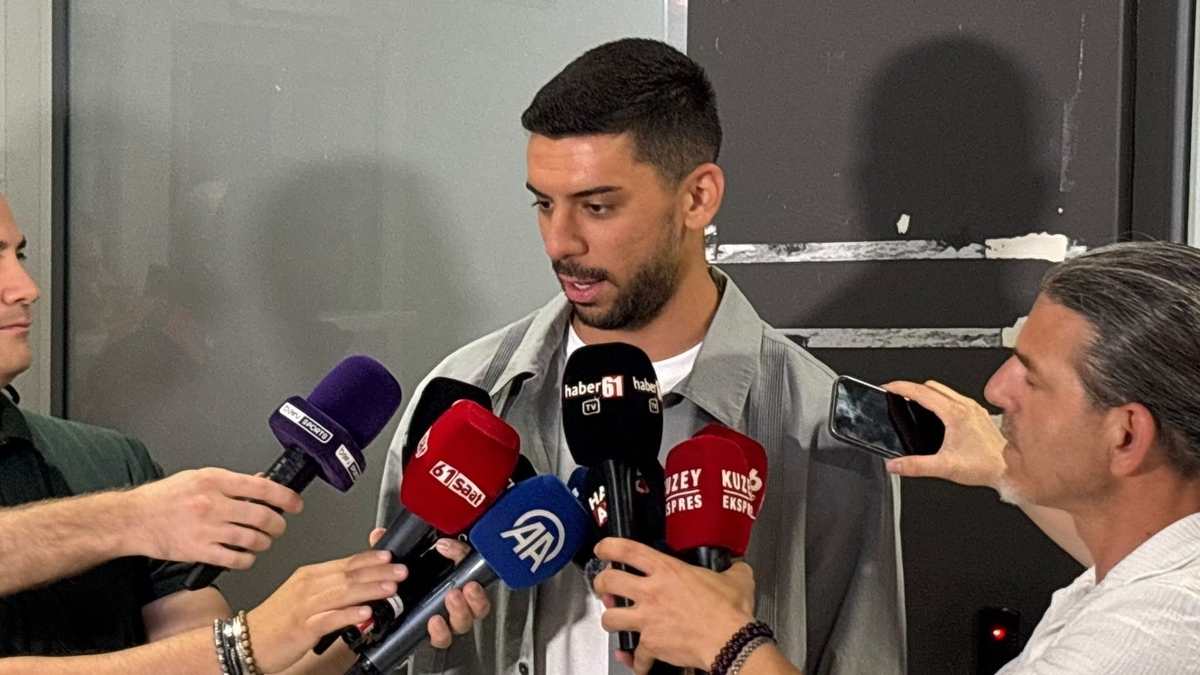 Cenk Özkaçar: "Böylesine bir futbol kültürünün parçası olmak gurur verici"
