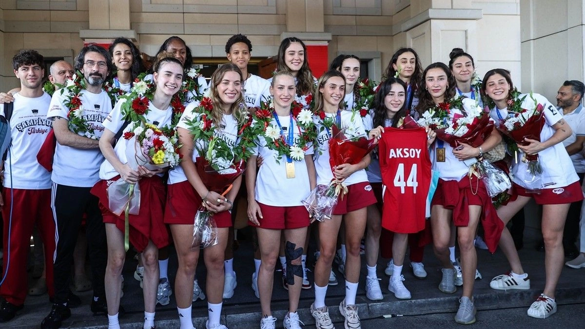 2026 FIVB Milletler Ligi Şampiyonu Filenin Sultanları yurda döndü