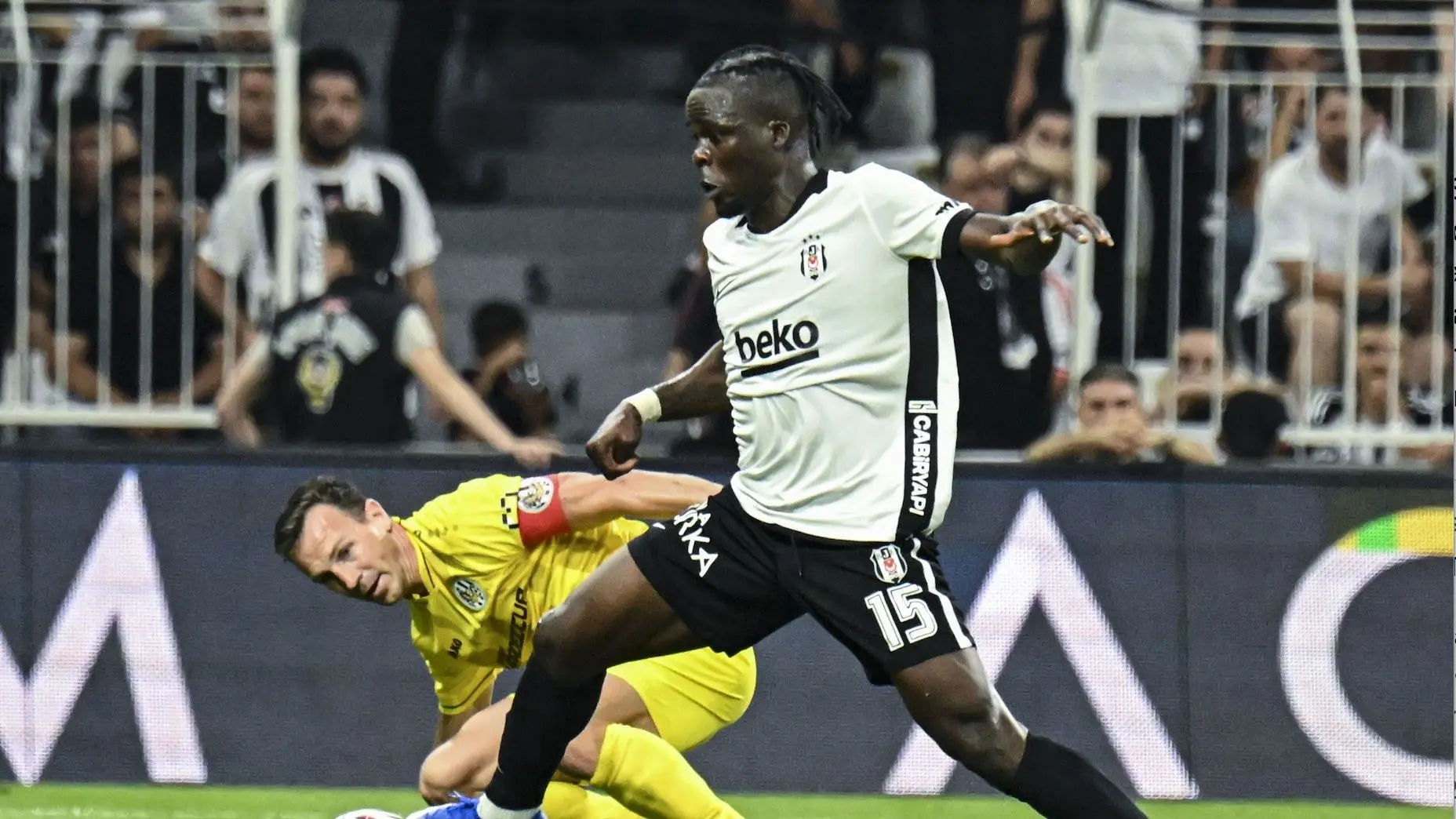 Olaitan, Vaclav Cerny’nin attığı gol öncesinde yaşananları anlattı.