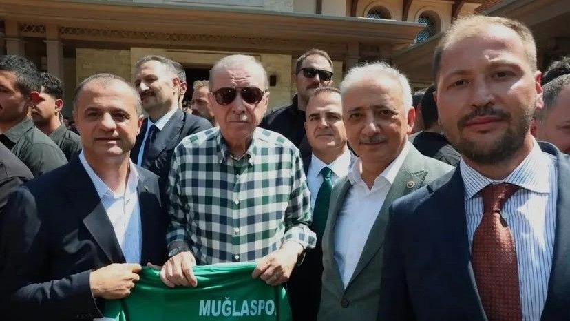 Cumhurbaşkanı Erdoğan’a Muğlaspor forması takdim edildi