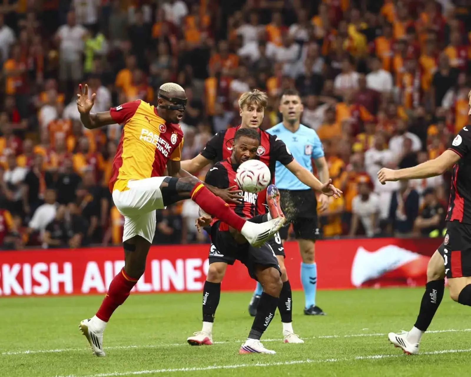 Tribünlerden Galatasaray yönetimine protesto!