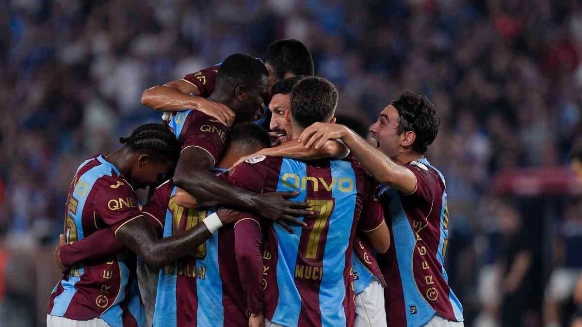 TRABZONSPOR'UN YENİ TRANSFERİ MISIRLI FUTBOLCU MUHAMMED SALAH, BORDO-MAVİLİ FORMAYLA İLK SÜPER LİG MAÇINA ÇIKTI.